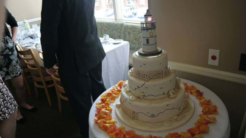 Illustration for article titled Light-Up Bioshock Infinite Lighthouse Cake Topper